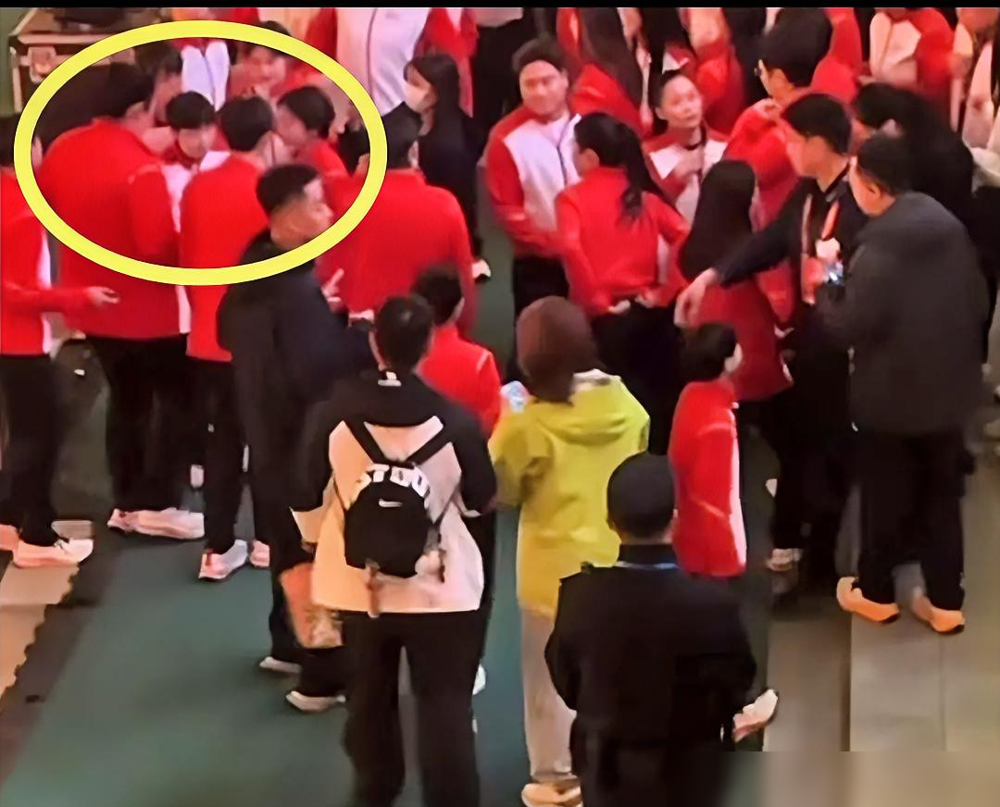 孙颖莎在唐山彩排，没跟大部队走，结果开幕式一结束，直接被一群小运动员和舞蹈演员堵在后台。工作人员上去解围，愣是挤不进去，现场比签售会还疯。
更离谱的是梁靖崑儿子，亲爹在场上当火炬手，他在看台满场找孙颖莎。他妈问看见爸爸没，孩子头都不回，嘴里就念叨孙颖莎呢。10月16日热搜直接爆了。
还有个名场面