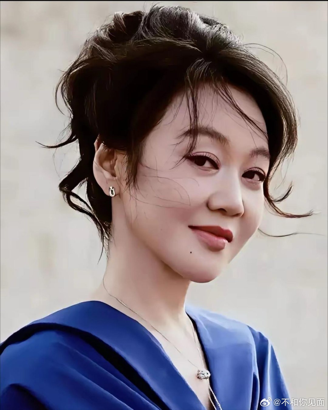 李静采访闫妮，问她：如果碰到前任你会怎么做？
闫妮一句话直接让人意外：碰到前任，一起打掼蛋啊 ​