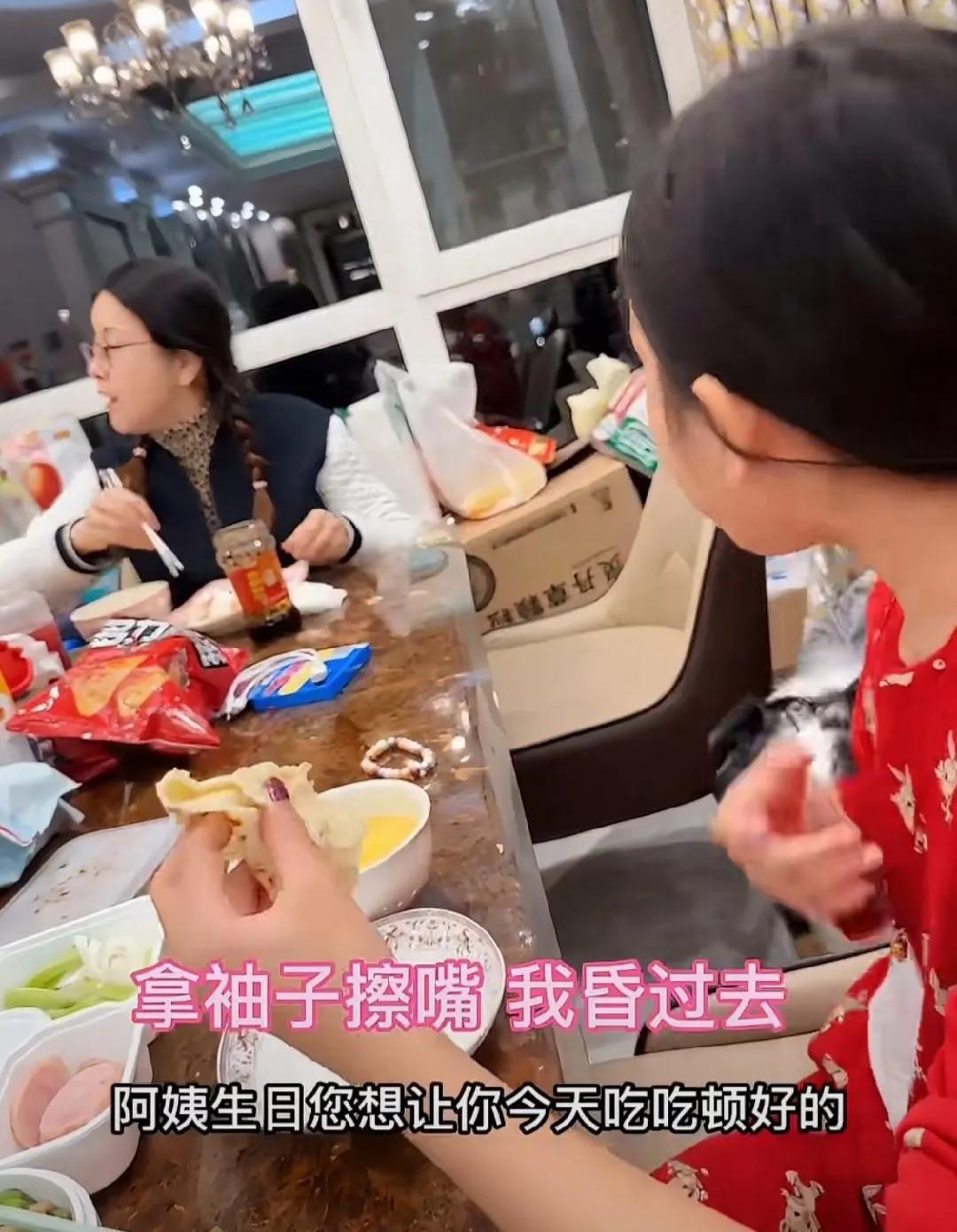 甜馨大口吃春饼，吃得投入的时候，直接抬起袖子擦嘴，网友各种评论，字幕都打上拿袖子擦嘴，桌上饭菜摆了满满一桌，旁边还有小狗乖乖蹲在边上看着，家里氛围特别放松，没有一点明星家庭那种拘谨感。
很多网友看完议论开了，有人说小姑娘看着有点邋遢，明星家孩子怎么这点小习惯都没教好。也有不少人觉得，这才是小孩子最真
