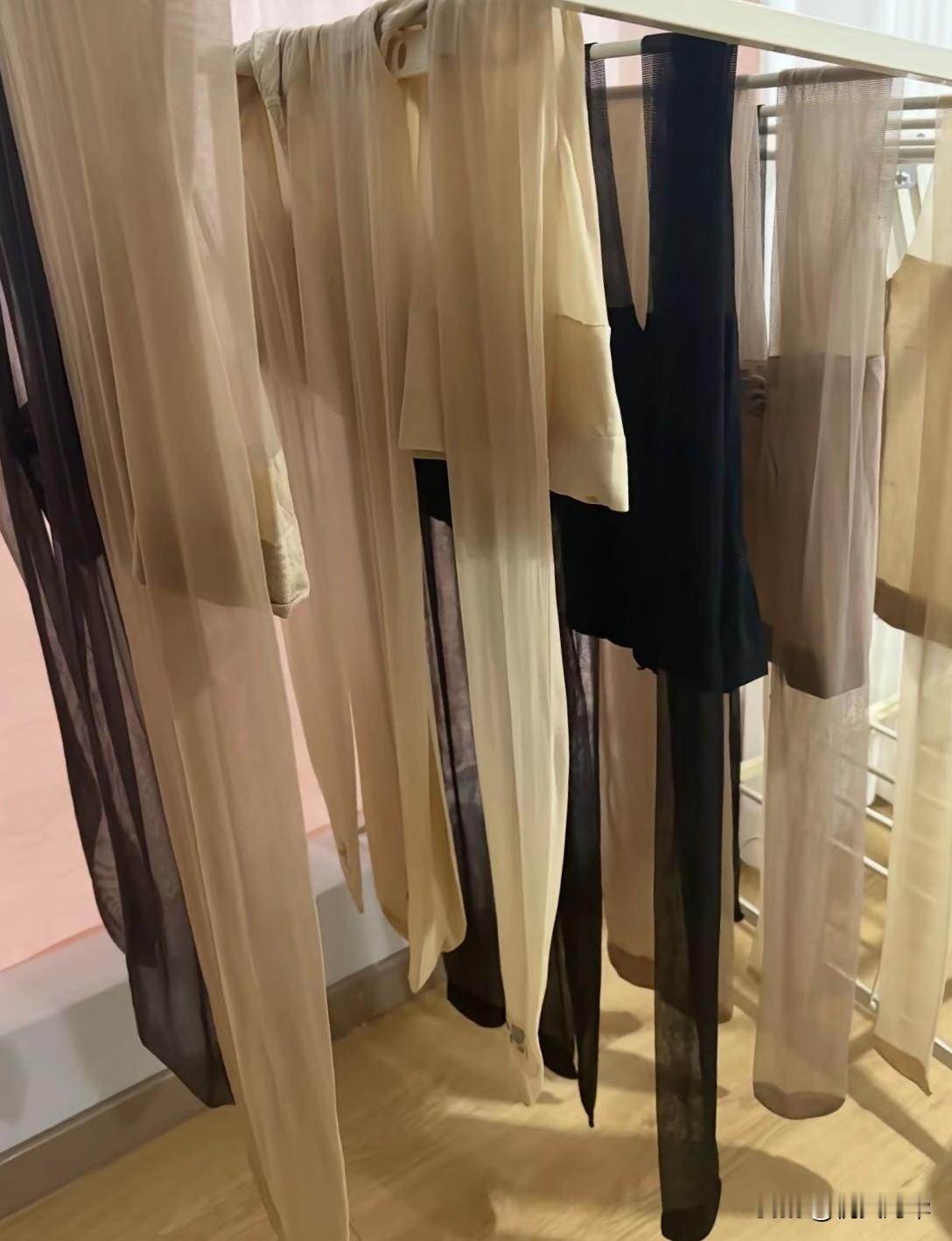 我有个习惯就是穿丝袜睡觉！ 每天晚上睡觉前洗澡时，顺手把白天穿的丝袜洗...