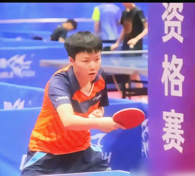 范姝涵3-0横扫万远，解说席上程靖淇却来了一句：她反手这个漏洞，打颗粒胶迟早要吃亏。
赢着球挨批评，听着别扭，但满屏弹幕都在挺他。
万远是德国正胶颗粒，近台快攻的狠角色。范姝涵没跟她拼速度，全靠高质量弧圈球把旋转拉满，11-6、12-10、11-9，三局拿下，外战开门红。
漂亮是真漂亮，但程靖