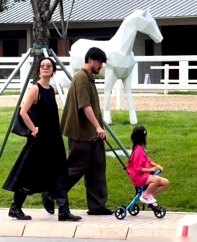 东京电影节影帝王传君带着妻女上街遛弯，结果因为拖鞋大裤衩加胡子拉碴的落魄造型，被网友调侃像精致母女俩领了个流浪汉。
 

左手拿影帝奖杯，右手扎头进片场拍戏，把所有的心思全扑在打磨角色上，根本懒得在私底下搞那些虚头巴脑的包装。
 

男人把劲儿全使在活儿上，脸就顾不上了。