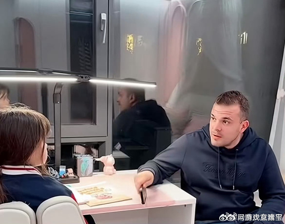 #美国姑娘来中国考英语倒数第一#这不禁引起了我的思考，中国的应试教育是否需要变革，是否还适用于当今社会 ​