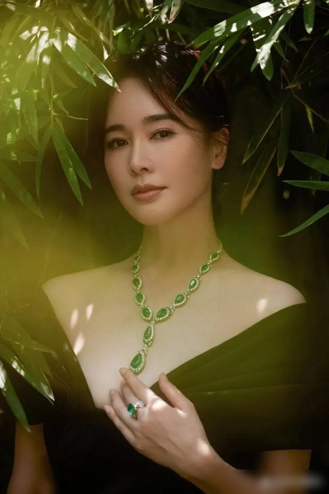 左小青户外拍写真，真是太惊艳了！  风姿绰约，优雅动人！  神情专注...