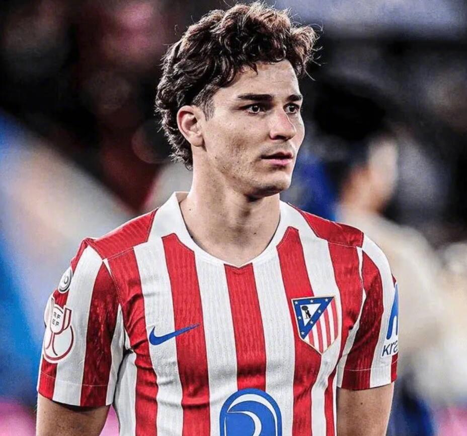 ESPN驻巴塞罗那记者Moisés Llorens报道，距离巴萨新赛季西甲正式开赛已经没有多少时间，但球队目前已经失去了两名中锋，同时也失去了接近60个进球的火力。

罗伯特-莱万多夫斯基已经转会芝加哥火焰，而费兰-托雷斯则在上周末以接近5000万欧元的转会费加盟巴黎圣日耳曼。两人的离队意味着巴萨需要在夏季 ​