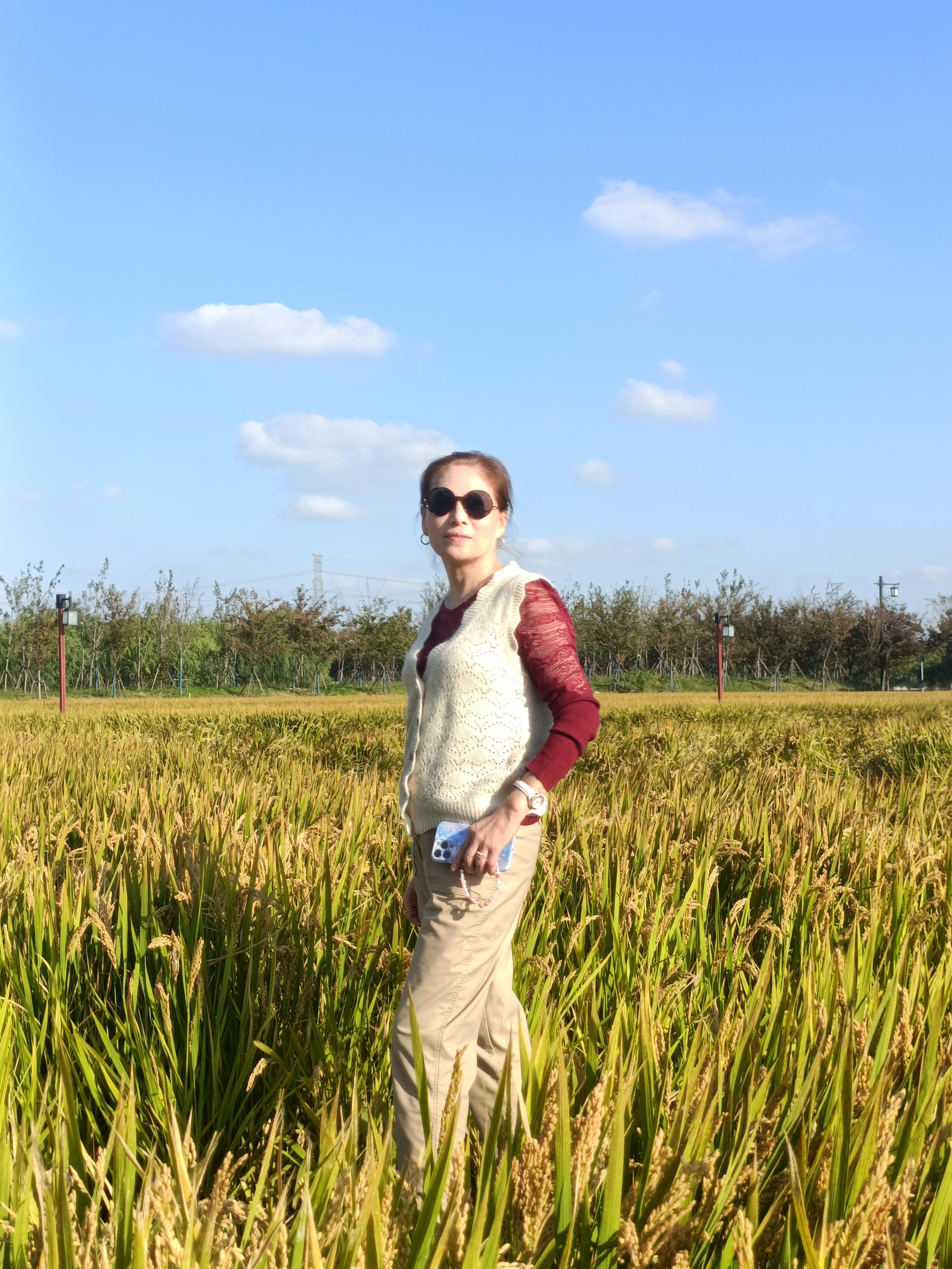 清纯女神确实太让人喜欢啦！夏天到海边沙滩上，清纯比基尼美女就是最亮丽的...