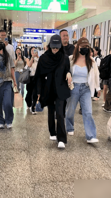 刘亦菲走机场，旁边女助理的身材先冲上热搜了。
黑西装裹着，曲线藏都藏不住，网友眼睛全歪了。再一看刘亦菲本人，没修图，腿不细，脸也有肉，走起来那叫一个自在。
有人扒出她私下日常，穿拖鞋遛狗，蹲路边吃泰餐，一点女明星的紧绷感都没有。对比内娱那些饿到脱相、P图P成纸片的，她这状态反而稀罕。
早年间上