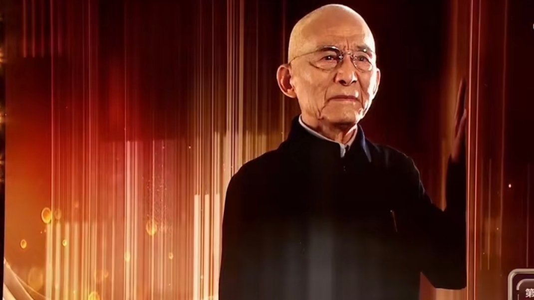 中国国家话剧院一级演员游本昌因病于2026年9月24日凌晨在北京逝世，享年93岁，其女儿透露老爷子最后一句话是“我很舒服”，走得很安详。 一、离世消息确认- 逝世时间：2026年9月24日凌晨1时40