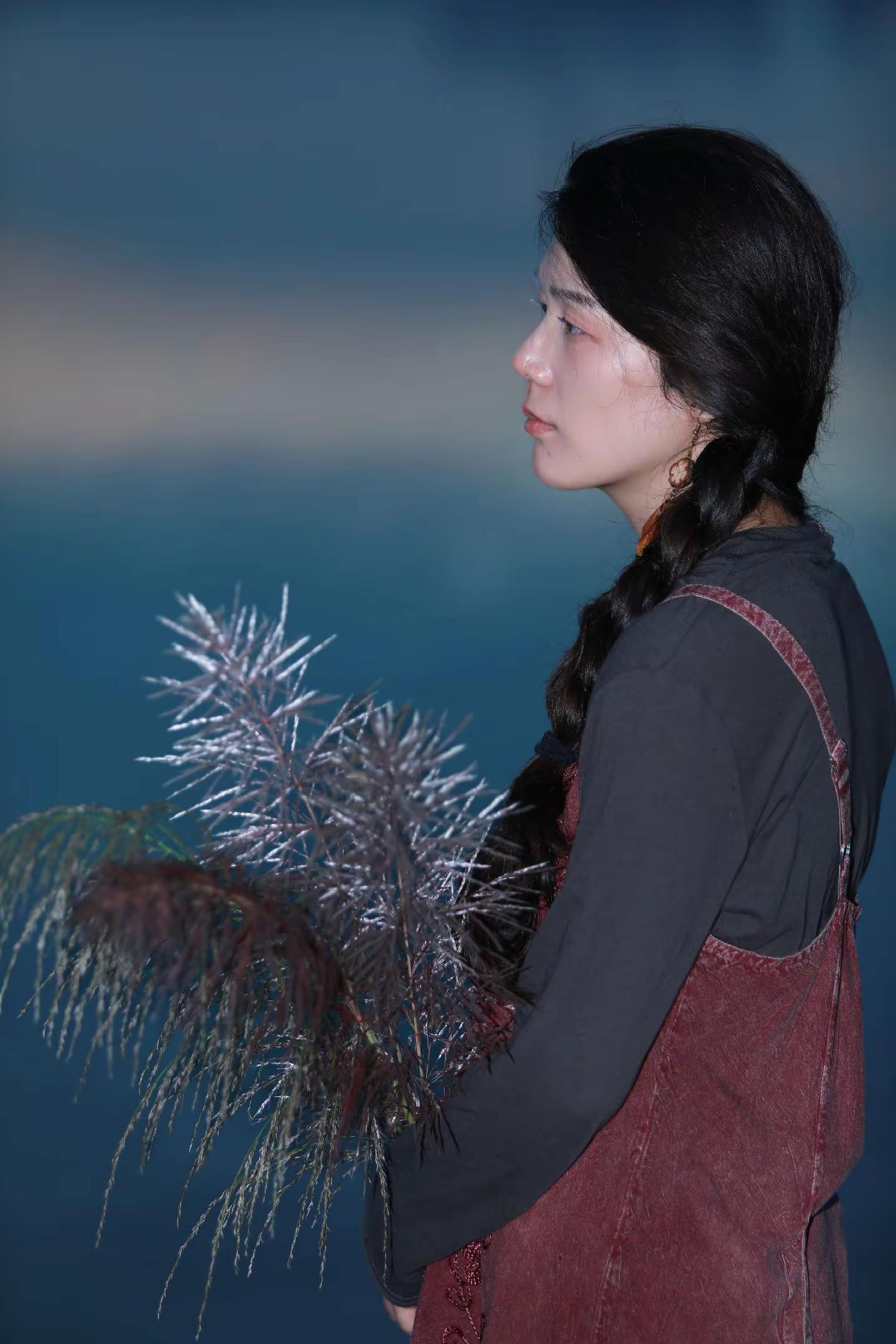 模特小姐姐: 夕阳加蓝调配合心碎的小邓老师，真的太美了