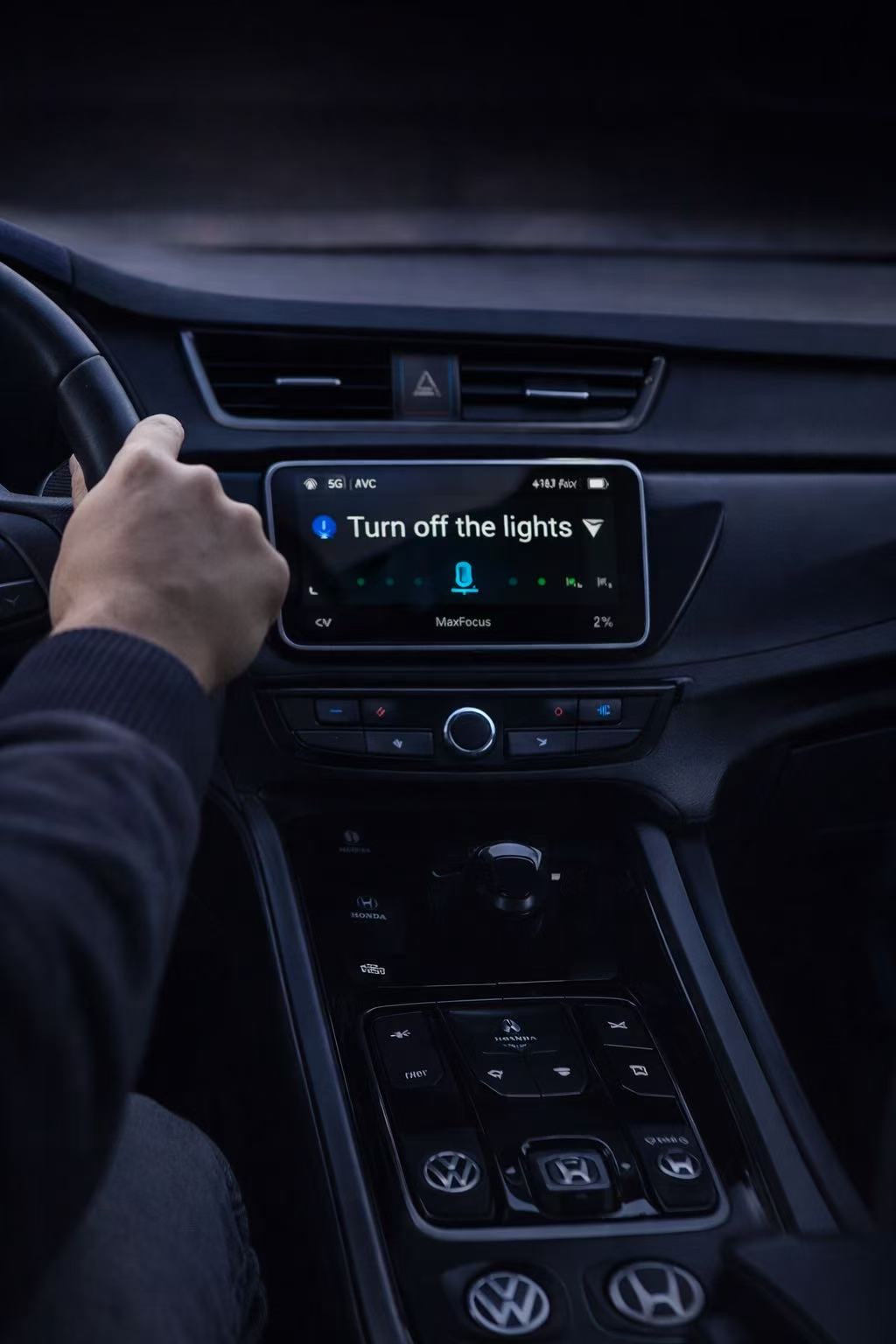 离大谱了，多品牌曝“语音关灯”漏洞，问题出在哪？  驾驶中语音误触发关...