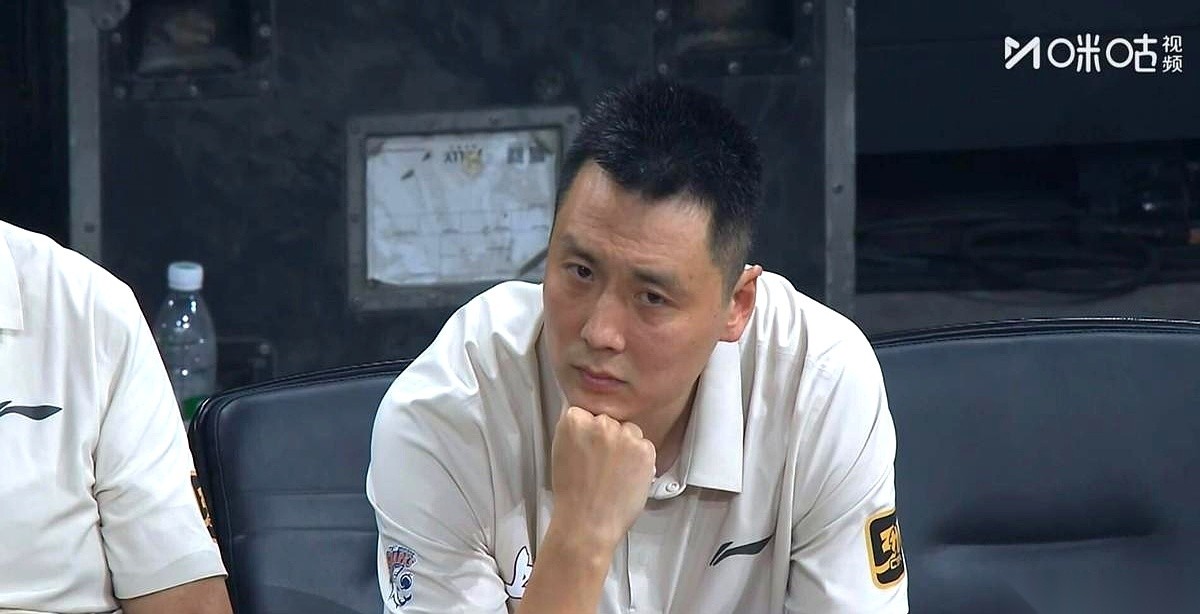 上海男篮核心外援古德温在新赛季开打的前一刻，差点连球衣都没穿上。
季前赛对阵辽宁，场边的大名单里直接空了他的名字，主教练手里的战术板反复划掉又重写。卡住这位上赛季总决赛最有价值球员的，不是场上犯规，也不是违规用药，而是一封寄到相关部门的实名举报信。
举报内容翻得极深。一条是十年前在国外骑走了一辆不属