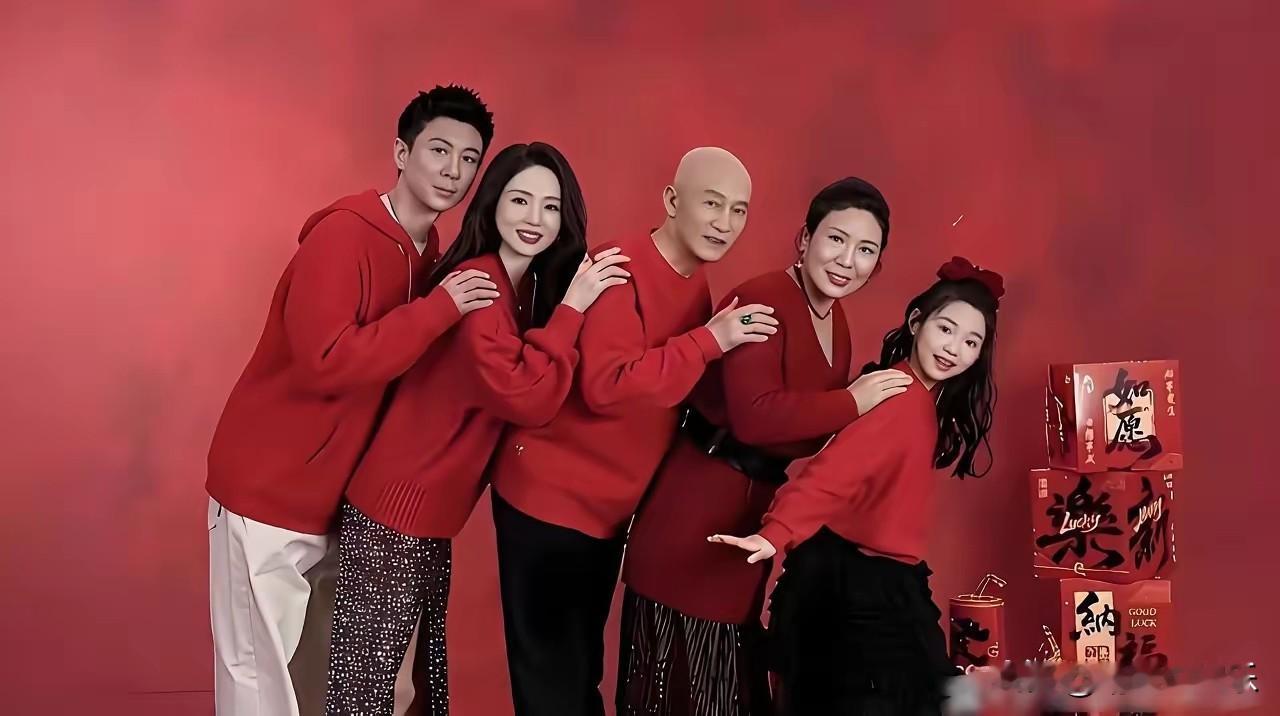 张维伊只是结了个婚，
怎么好像医美了一样，
一下子变帅了好多？难道真的是“相由心生”，因为婚后过得幸福甜蜜，所以面相都变得柔和舒展了许多，看起来就自然越来越顺眼了。
董璇妈晒出的全家福全员高颜值太养眼了！变帅的张维伊看上去越来越融入家庭，好像和董璇都有几分夫妻相了？