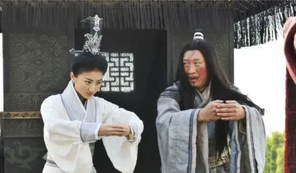 《战国》上映已经15年了，关于孙红雷和景甜的一个故事，直到今天还有很多人深信不疑。
故事讲得特别痛快。孙红雷拿到剧本，发现女主角是22岁的新人景甜，当场不想演。片方为了请他给新人抬轿，把片酬一路加到1200万元，他这才点头。电影上映后口碑崩盘，孙红雷后悔不已，还放话以后给再多钱，也不接这种戏。新人、