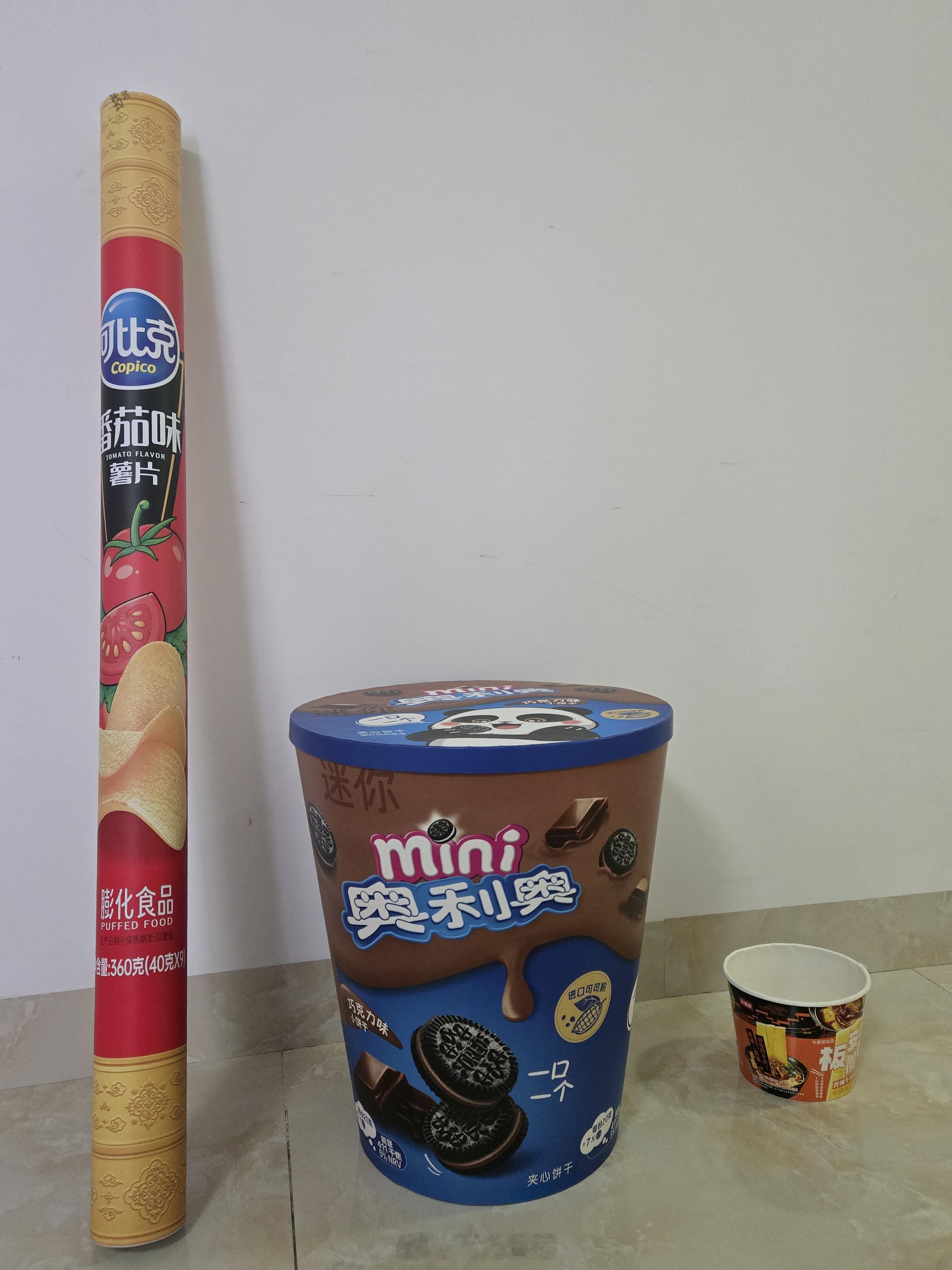 买零食不仅用来吃，更是一种情绪价值。昨天去零食王国，我问女儿：“你想要什么呀？我帮你带。”她一眼看中这个奥利奥超级桶，因为大有满足感，她说，”吃完后，我把这个桶放在床头装东西，一看就很开心。”我额外给她买了一个可比克薯片，因为我感觉这很像孙悟空的金箍棒，这是我小时候梦想的金箍棒。昨天从零食王国出来，也看到不少顾客买的类似超级装零食，打车上车费好大劲，哈哈。 长沙·零食王国