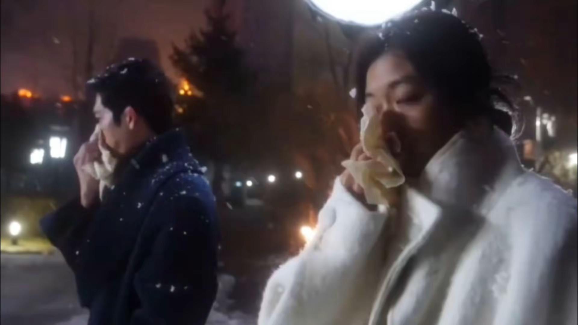 我说怎么这么痛，原来你们的杀青戏是哭戏 一个是深夜的哈尔滨雪地拥抱痛哭，一个是分手后听到空号的泪流满面，这让人很难不心痛😭更心痛的是明天就结局了我们也会有很强戒断反应吧😭早春晴朗 井柏然孙千