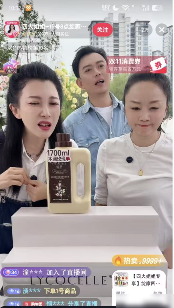 42岁的贾乃亮在直播间被粉丝问怎么不拍戏了，他愣了两秒，回了三个字：没办法。
黄海冰、王一楠这些熟脸也开始拍段子、喊家人们。不是热爱，是横店真的没组可开了。制片方现在只投两头：要么年轻流量，要么七十岁老戏骨。中间这波四十来岁、演过不少主角的中年演员，上演长辈不够老，下演偶像又太油，直接被卡在缝里。