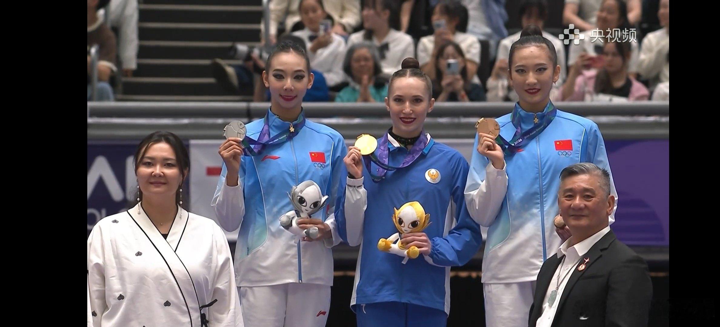 #亚运会[超话]#艺术体操个人全能前三，
🥇伊克拉莫娃🇺🇿，
🥈王淇🇨🇳
🥉王子露🇨🇳
恭喜一姐卫冕，恭喜淇淇和子露收获奖牌，
恭喜中国队一银一铜也是自02年釜山亚运会之后的最好成绩#钟sir说体操[超话]# ​