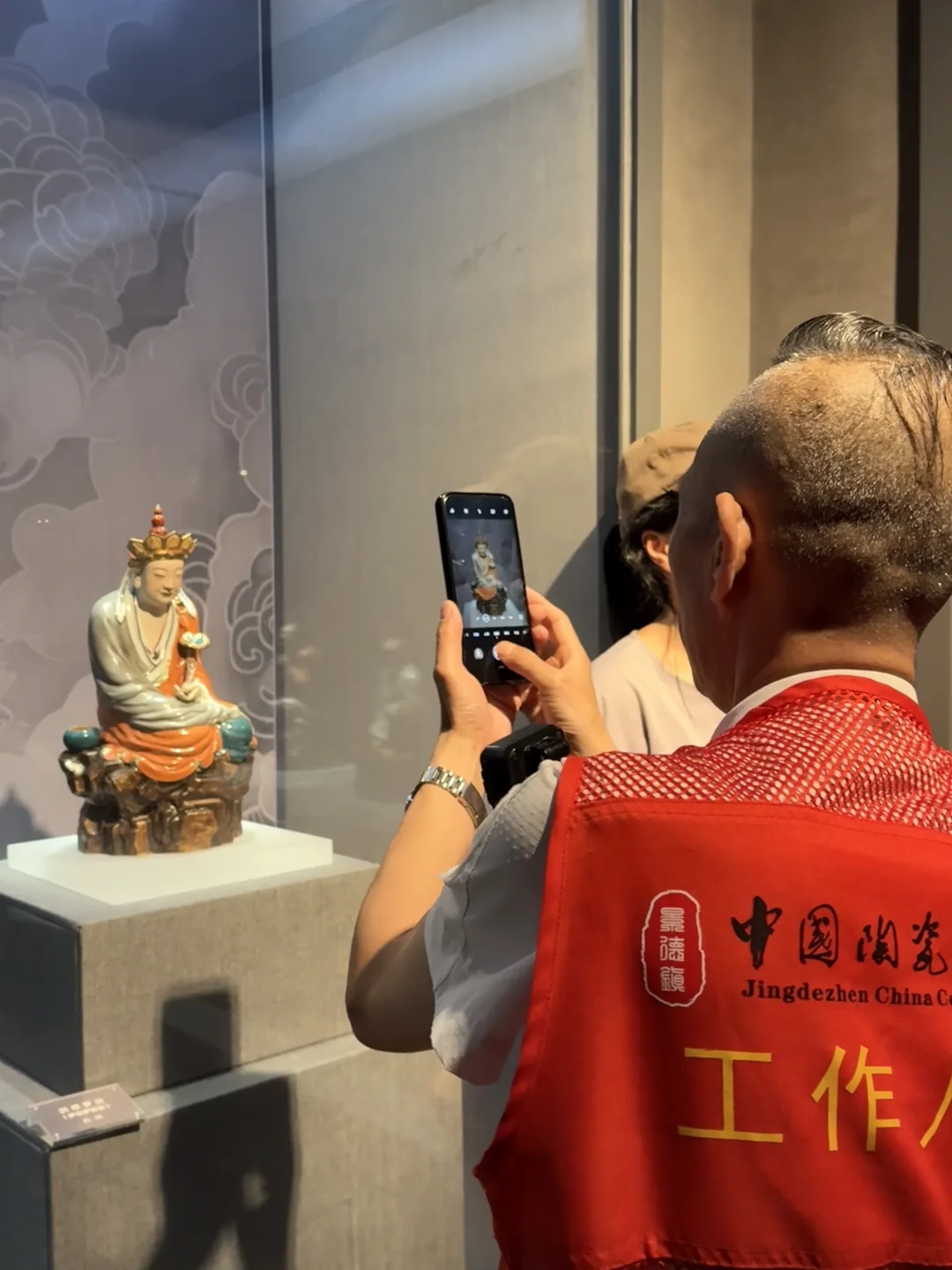 大叔不语，只是一味按快门🤳