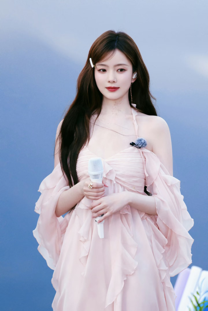 硬糖少女303解散快两年了，现在回头看，当初那个“谁混得更好”的争论，好像越来越有答案了
希林娜依·高
 
深耕原创音乐领域，接连推出多张个人EP，献唱多部大热影视剧OST，多次登上央视舞台开办个人巡演，音乐专业实力断层领先，唯独综艺与影视曝光偏少。
 
张艺凡
 
依托经纪公司拿到大量综艺常驻资 ​