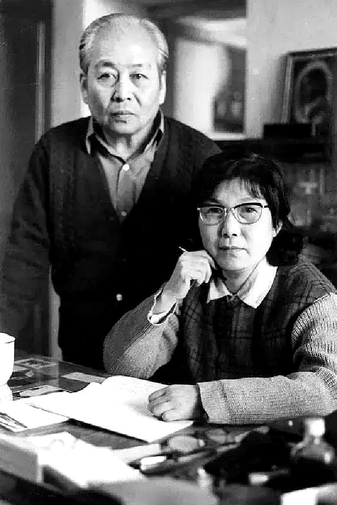 48岁脑溢血下半身瘫痪，评剧皇后新凤霞的命，是被一本字典救回来的。

她从小被拐没上过学，1975年瘫床上后闭门不语。丈夫吴祖光没废话，直接塞给她《新华字典》和铅笔。从艰难划线到写出“今天出太阳了”，吴祖光每天给好字画圈。她查字典写童年，学画画，直到儿子拿回印着她文章《我的第一双彩鞋》的杂志，她才极