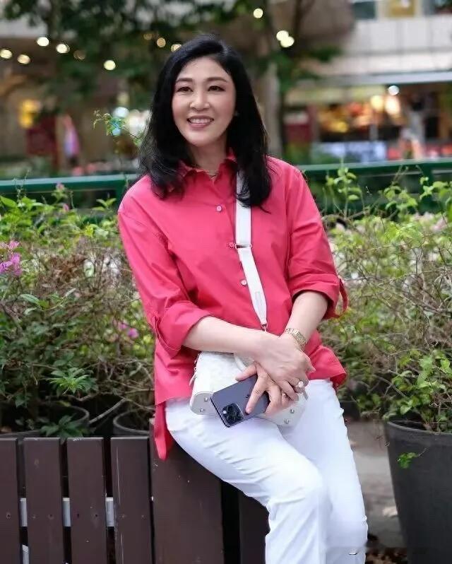 不愧是比朱琳都还要美丽的亚洲美女，一件玫瑰粉长衫搭配白色休闲裤，美出了...