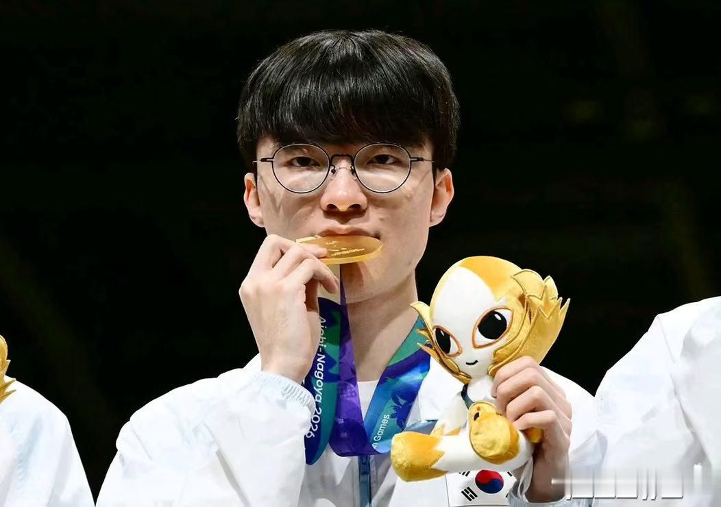 韩媒分享Faker选手的咬金牌时刻🥇

#Faker回应亚运决赛没上场##韩国队卫冕亚运LOL金牌# ​
