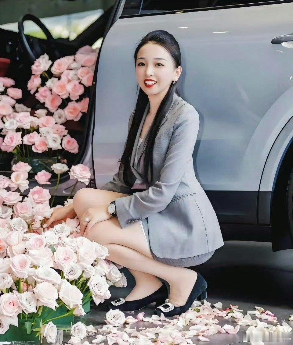 #青岛保时捷女销冠目前排名全球第一#
国内保时捷销售都不少吧，难道全国买保时捷的人都去找她买？那就很牛了！ ​