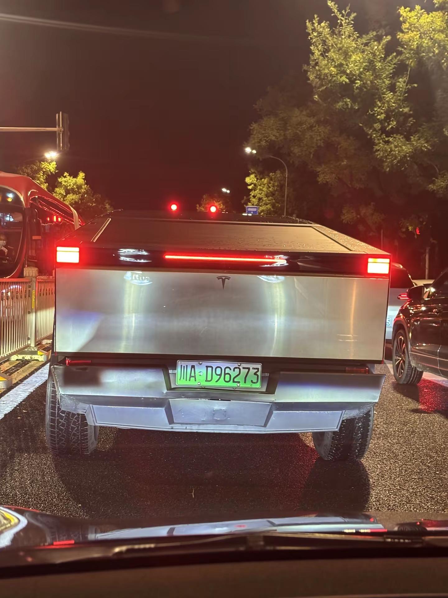 路上第一次遇见Cyber truck.这也太酷了吧，嘉尔演唱会结束从华熙出来看到，是专门来看王嘉尔的吗王嘉尔演唱会 华熙特斯拉cybertruck