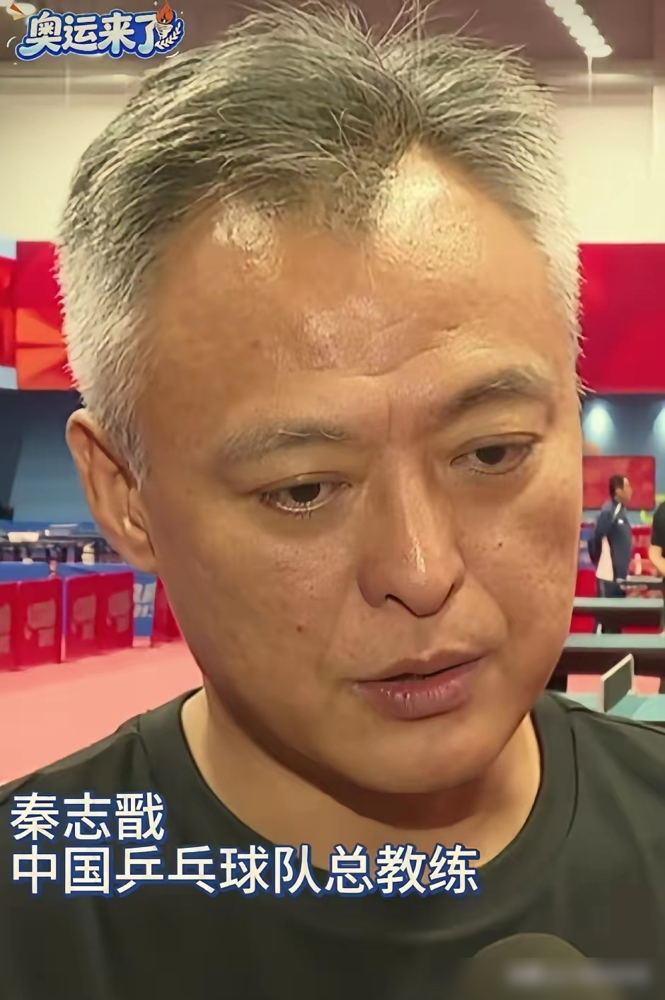 秦志戬一句话把国乒家底掀了，新老交替衔接滞后，小将一上关键分就手软。
张本美和、松岛辉空这帮外协新星，正摁着咱们年轻一代的头往死里打。秦志戬点破：不是没技术，是没硬仗喂过，抗压心态还在幼儿园水平。
崇明基地封闭练了24天，拉出10人亚运阵容，3个奥运冠军带7个新人。说白了，老将负责兜底，新人负责