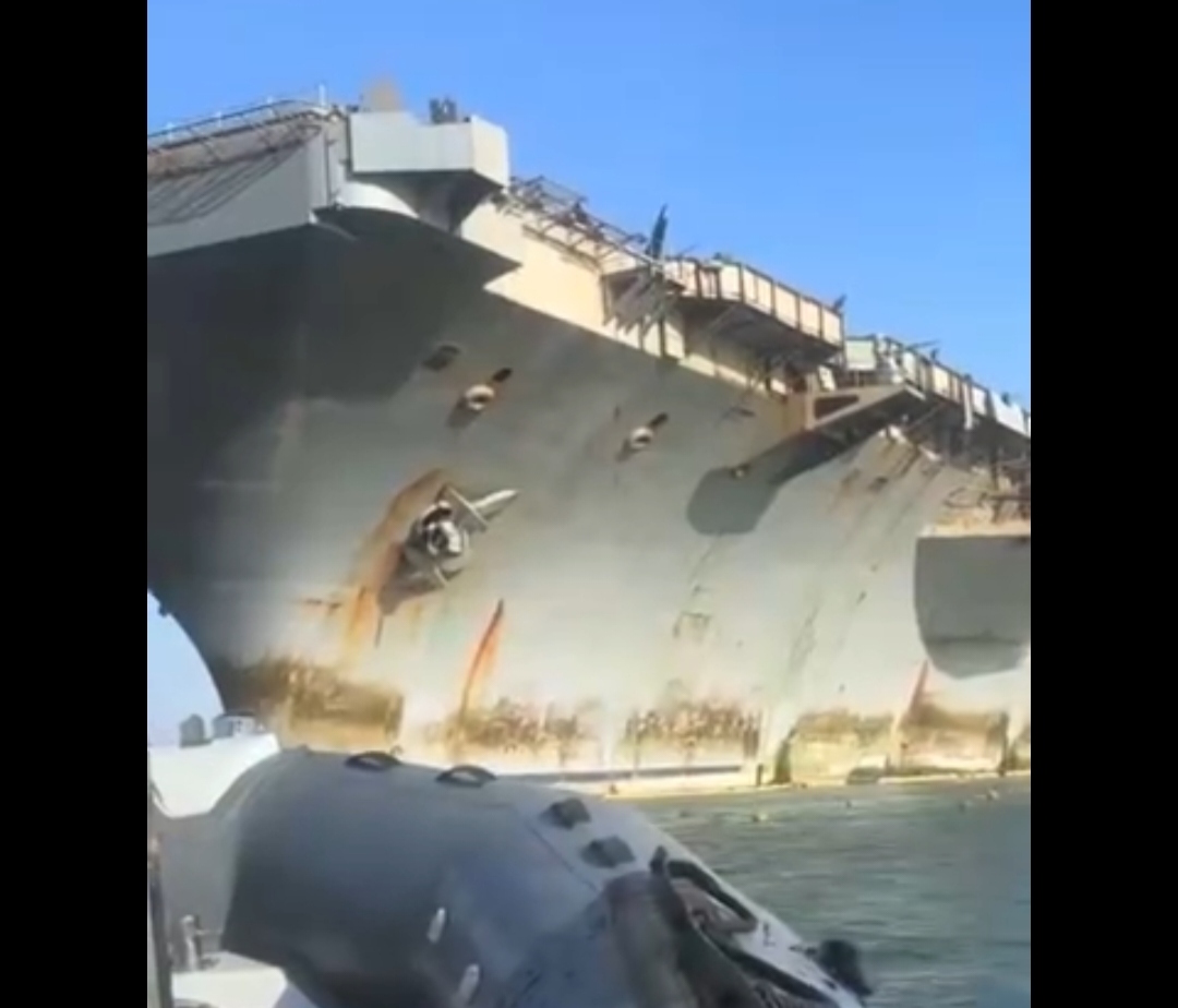 美国林肯号航母在泰国清洗，休整后林肯号将返回圣迭戈母港，再安排后续本土维修。
林肯号航母连续海上约286天（中东作战+封锁任务），水线锈迹、流锈、藻类附着严重
林肯号到泰国不是“修好了再来”，是“累得不行先靠岸洗把脸、放人逛街，回头回老家再躺几个月病床”。这画面放十年前美军不爱提，现在躲不过镜头——