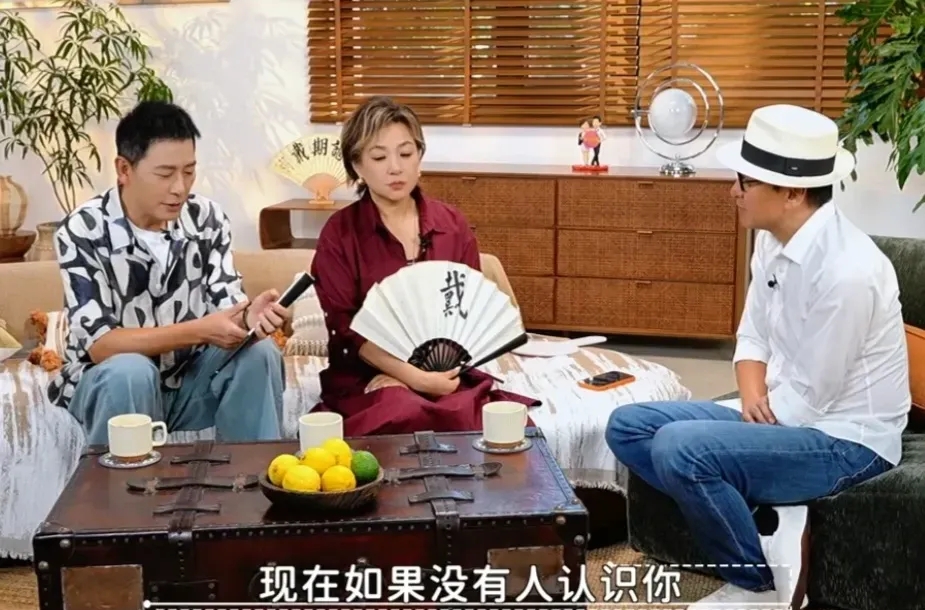 戴军问周杰：走在街上，如果没人认识你，受得了吗？
周杰直接回：那可太开心了！
 
原因很简单，没有明星的包袱。
可以安安静静坐着喝咖啡，没人上前搭话，也没人偷拍，这种状态，特别舒服。
 
李静在旁边还调侃，不少人会觉得失落，看着别人被围着签名，自己被冷落，会有落差。
可周杰说，他最期待的，就是这种场