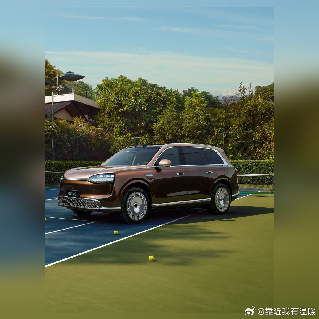 中国新豪华，我说两句

我讲件事，余承东、张兴海现身深圳签约仪式。出席的有华为终端BG董事长余承东，还有赛力斯集团董事长张兴海。既有权益不动，服务继续升级，问界把话说得很实。再补一个点，从2021年算起，这场跨界合作已经走过五年。这里得补一句，车企与科技公司深度绑定的路子，问界是开创者。 ​