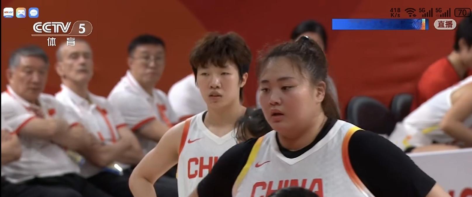 &34;同一个晚上男篮输 9 分女篮却赢了 69 分，—中国人的心情被撕成了两半&34;看完这场球，我反而替她们捏把汗。
 
110比41血洗印尼，张子宇亚运首秀13中10砍22分，刘禹彤20分10板，张曼曼10助攻——两场小组赛合计净胜134分，爽是真爽。
 
可别忘了另一件事：杨舒予从首战三分6中5的21分