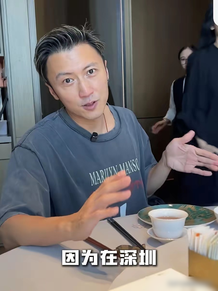 谢霆锋那双眼睛，瞪圆了是真凶，眼凸没神，一半杀气一半呆。
可你看他十几年出街、上综艺、当评委，墨镜焊在脸上似的。都以为装酷，真相反过来，是遮丑。
拍《男儿本色》，泪腺直接干废，左眼怕光，强光一照就自己流泪。林超贤公开证实过，最夸张的时候独眼流泪。2013年快男直播，陈坤当场让他摘墨镜，气氛僵到冰