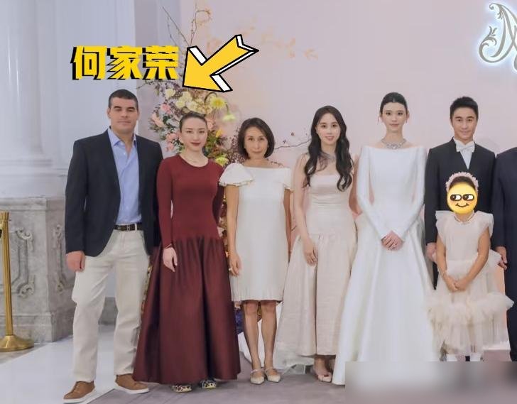 赌王家大房那个几乎没人见过的外孙，突然现身了，就站在四太梁安琪的场子里。
何家荣，何超贤的儿子，长期待在海外，这回是陪着长房的人来吃四房何猷君的答谢宴。镜头扫过去，站位很微妙，何超雄也在旁边。这画面放以前，想都不敢想。
说白了，能坐在一起，是因为何超贤跟四太关系一直不错。当年梁安琪没少帮大房，这