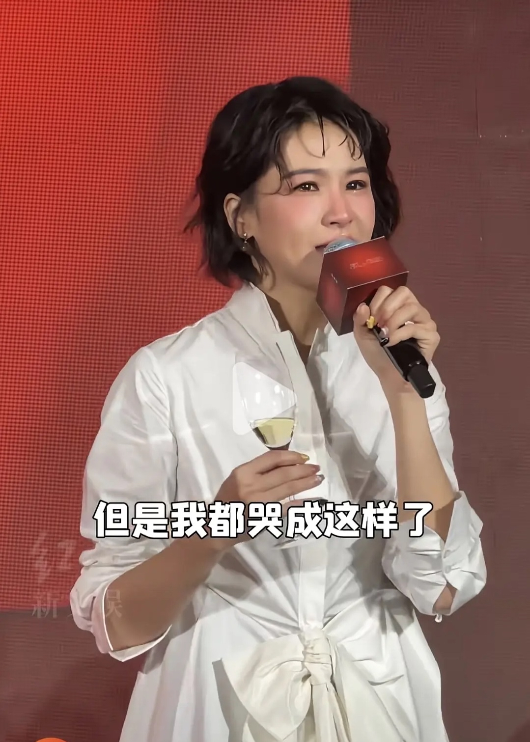 曾沛慈：我都哭成这样了，请你们一定要把票买完。
正常宣传就说希望大家多多支持演唱会就行，说这个话就是槽点很多，不想着唱好对得起歌迷，居然对不起主办方，回家吧孩子回家吧。