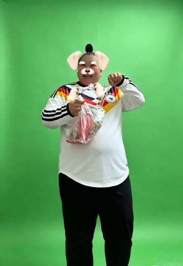 晚上时间，俺继续在照相馆拍了一组世界杯小球迷的定妆照，创新很重要，俺身...