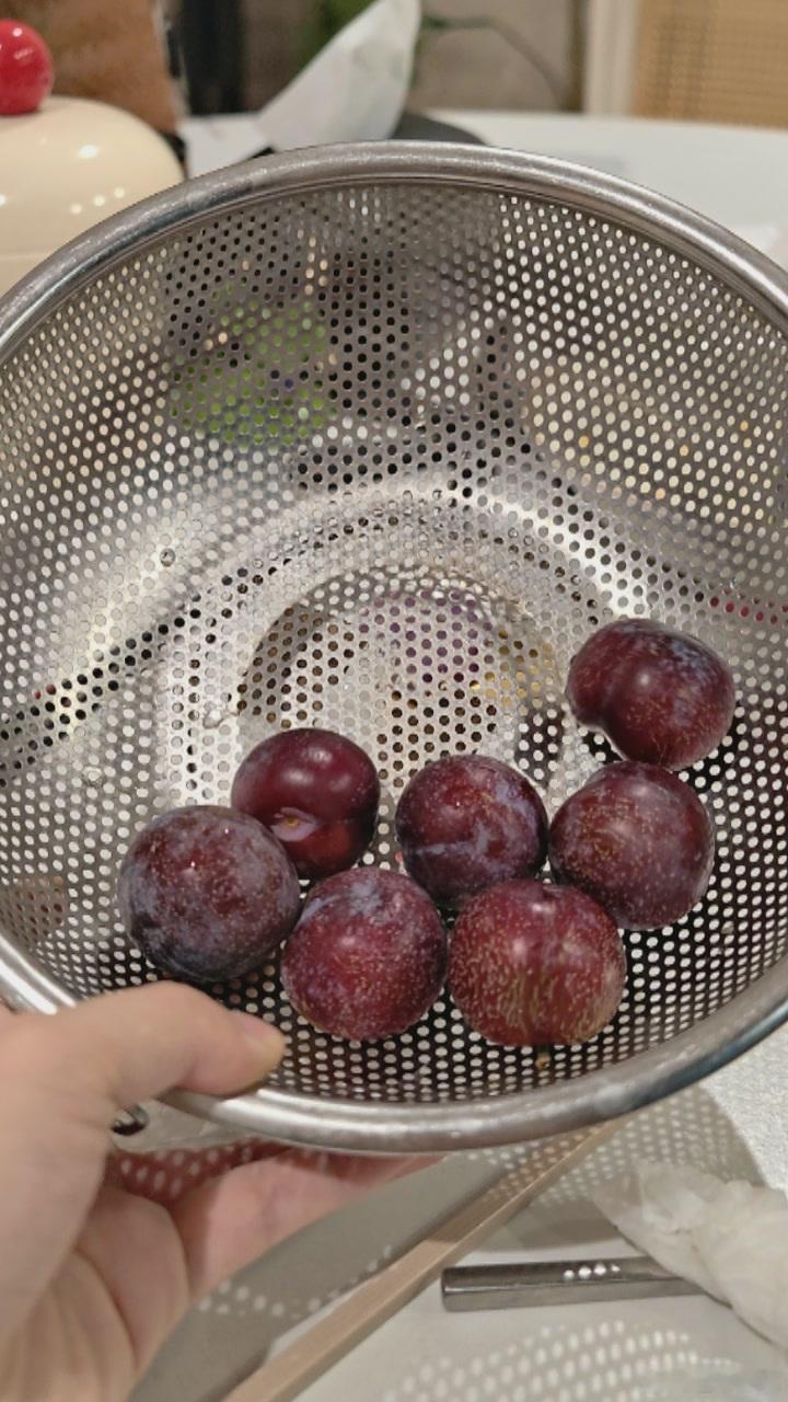 我最爱吃的水果应该是脆红李，一口气能吃一两斤。婆婆和兜崽买了脆红李回来，我吃的只剩几个了…兜崽很震惊：“奶奶，我们屋头遭老鼠子了，李子没得喽。”丑爹：“你妈吃的。”兜崽：“老鼠子吃滴！”…我说是我吃的。兜崽一点不尴尬朝我走过来：“妈妈，我明天又给你买哈。”我：“好滴谢谢你。”