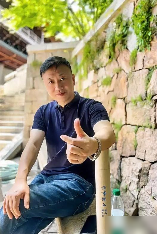 老公的发小大鹏今年45岁，离婚了，在体制内上班，工资7000多，这位长相平平的离婚男人，突然就成了，抢手的宝！

我在旁边看了大半年，算是看明白了，大鹏值钱的从来不是他这个人，而是那份“稳”。

刚离婚那阵，他天天找我老公喝闷酒，胡子拉碴，谁见了都绕着走。结果介绍人一上门，说的全是“单位好、旱涝保收