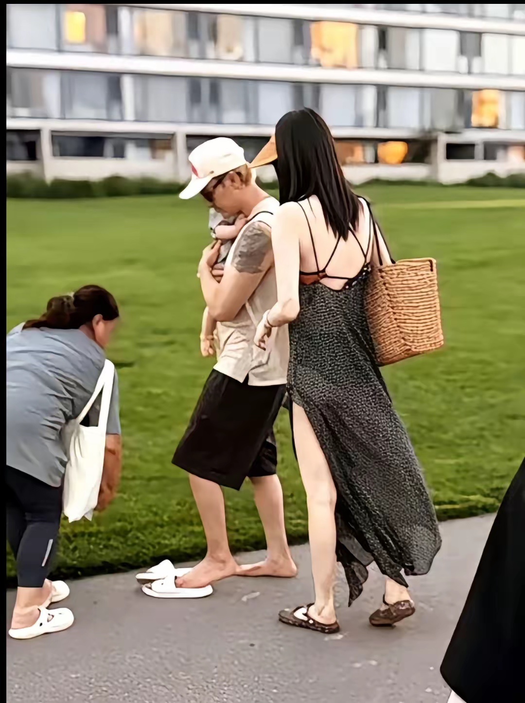 何穗带娃穿衣太少被吐槽，陈伟霆到底爱不爱她？网友说她带娃跟走秀一样，裙...