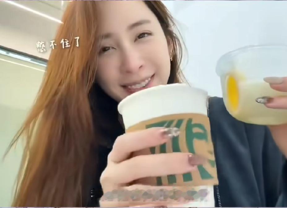 我的天哪!现在女明星真不把观众当外人!欧阳妮妮和陈妍希聊天谈喝自己的母乳。
陈妍希说自己只尝过一滴。而欧阳妮妮因出门在外觉得母乳倒了太浪费，所以加到咖啡里自己喝了。还给妹妹欧阳娜娜喝。并描述母乳味道比较淡，但很有营养。这姐俩可真不把观众当外人。明星
