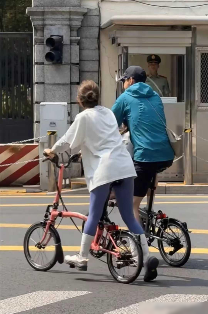 看到黄曦宁的身材终于知道胡歌为什么万里挑一选中了她，胡歌带着妻子和女儿小茉莉一起骑车闲逛，胡歌不仅照顾女儿，还负责被黄曦宁的包，真是细心的好男人。

一家三口骑车，本来就是日常相处，有些人却忙着给夫妻俩排高低，说黄曦宁“高攀”“不配”。这评价挺奇怪，婚姻又不是比谁名气大，难道名气小的一方，就得不停证