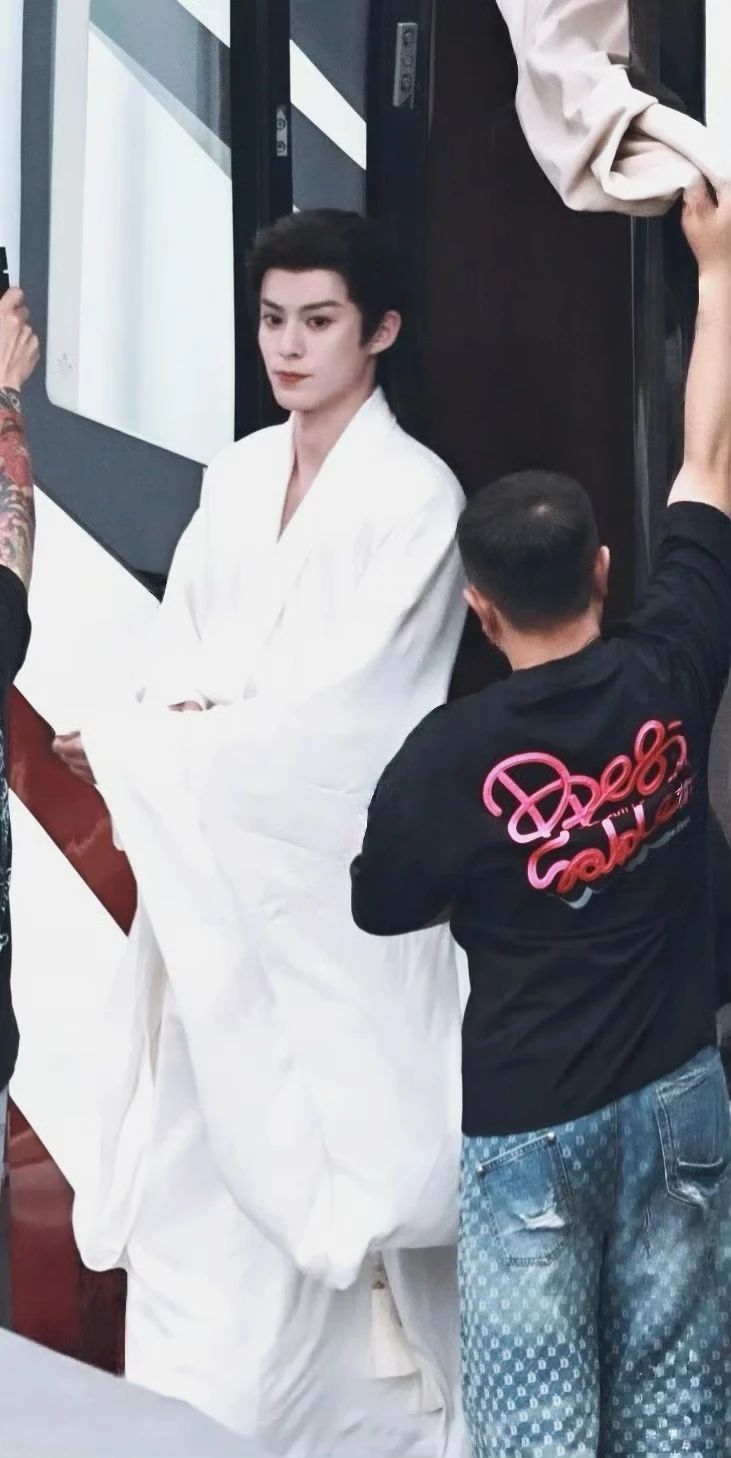 一想到NBA球星看的王鹤棣这个样子我就JJBY