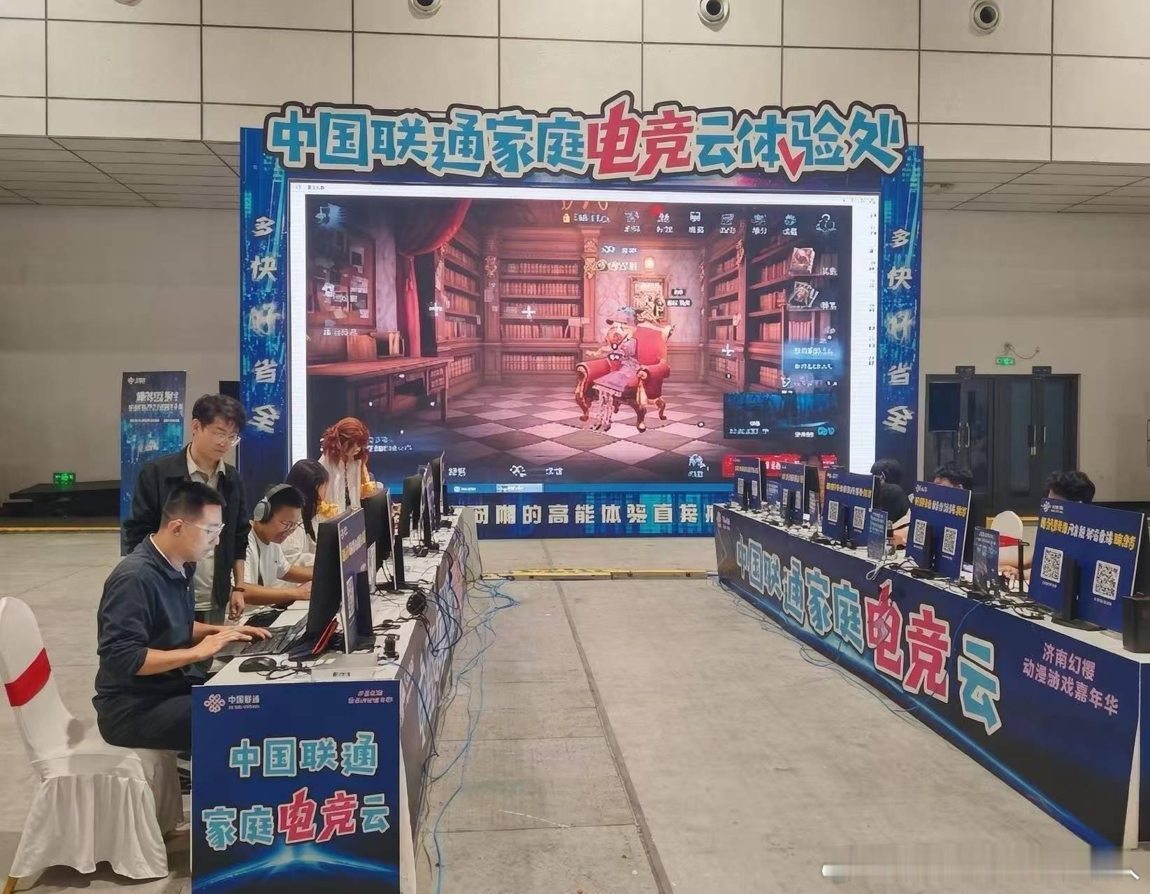 从技能竞赛到实战赋能——中国联通济南市分公司数智化能力建设纪实
近日，济南市第二届数字信息职工技能竞赛在济南人工智能科技谷举办，赛事设置数据分析与AI应用个人赛道，围绕数据清洗治理、统计建模、AI实操、行业分析报告撰写开展综合考核，全市 163名行业职工同台竞技。中国联通济南市分公司凭借 ​