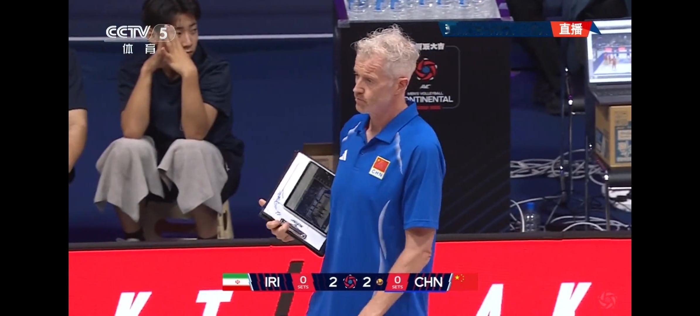 2026年亚洲男子排球锦标赛小组赛B组第三轮，中国🇨🇳男排第一局以23:25  大局分0:1   暂时落后于伊朗🇮🇷男排。
中国🇨🇳男排第一局输得太可惜啦，只差2分，说明中国男排在各种环节细节处理上还显得不够细腻，有点粗糙，首局失利！！！