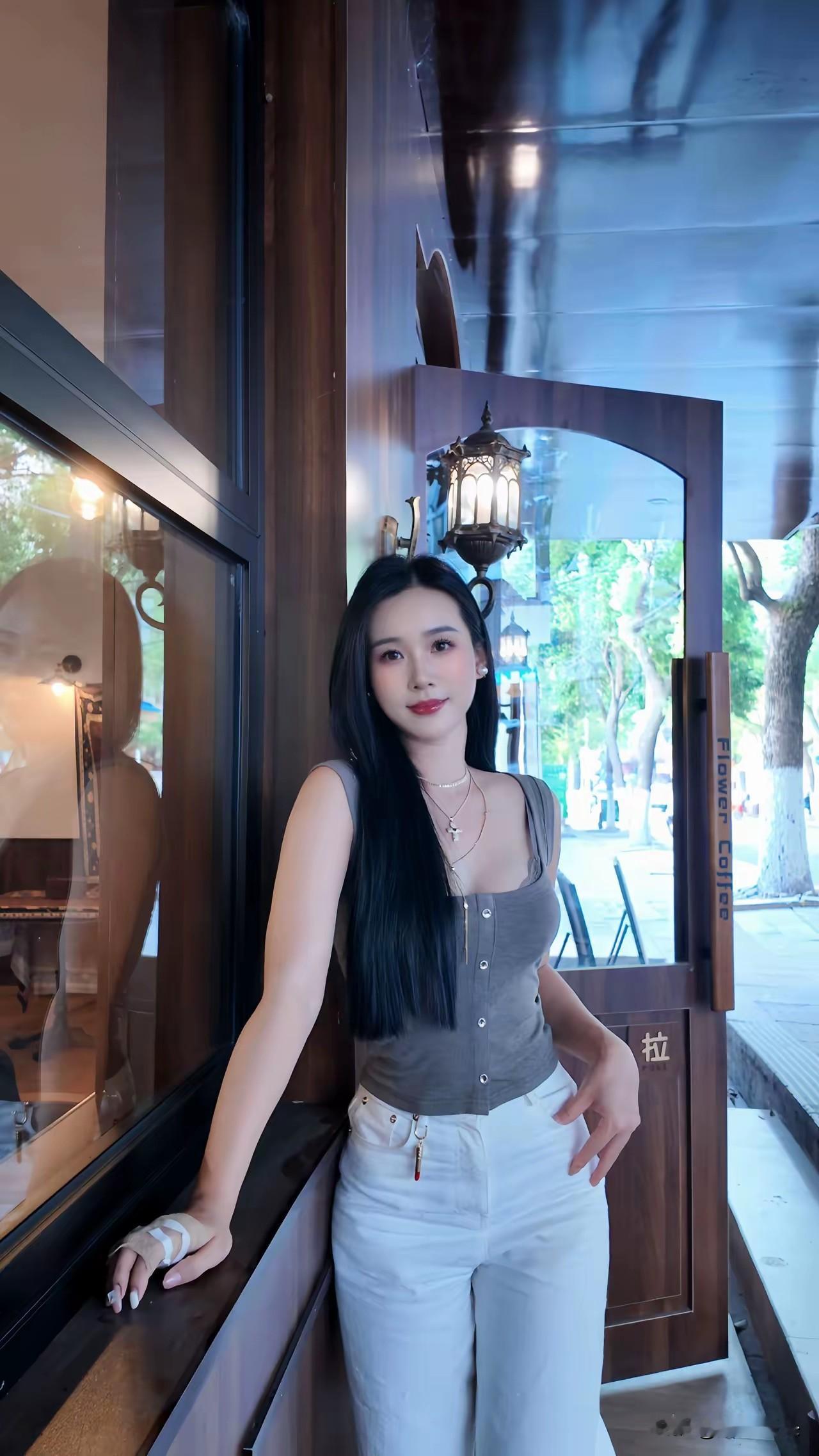 复古街头的时尚少女，黑白配的穿搭，优雅迷人。