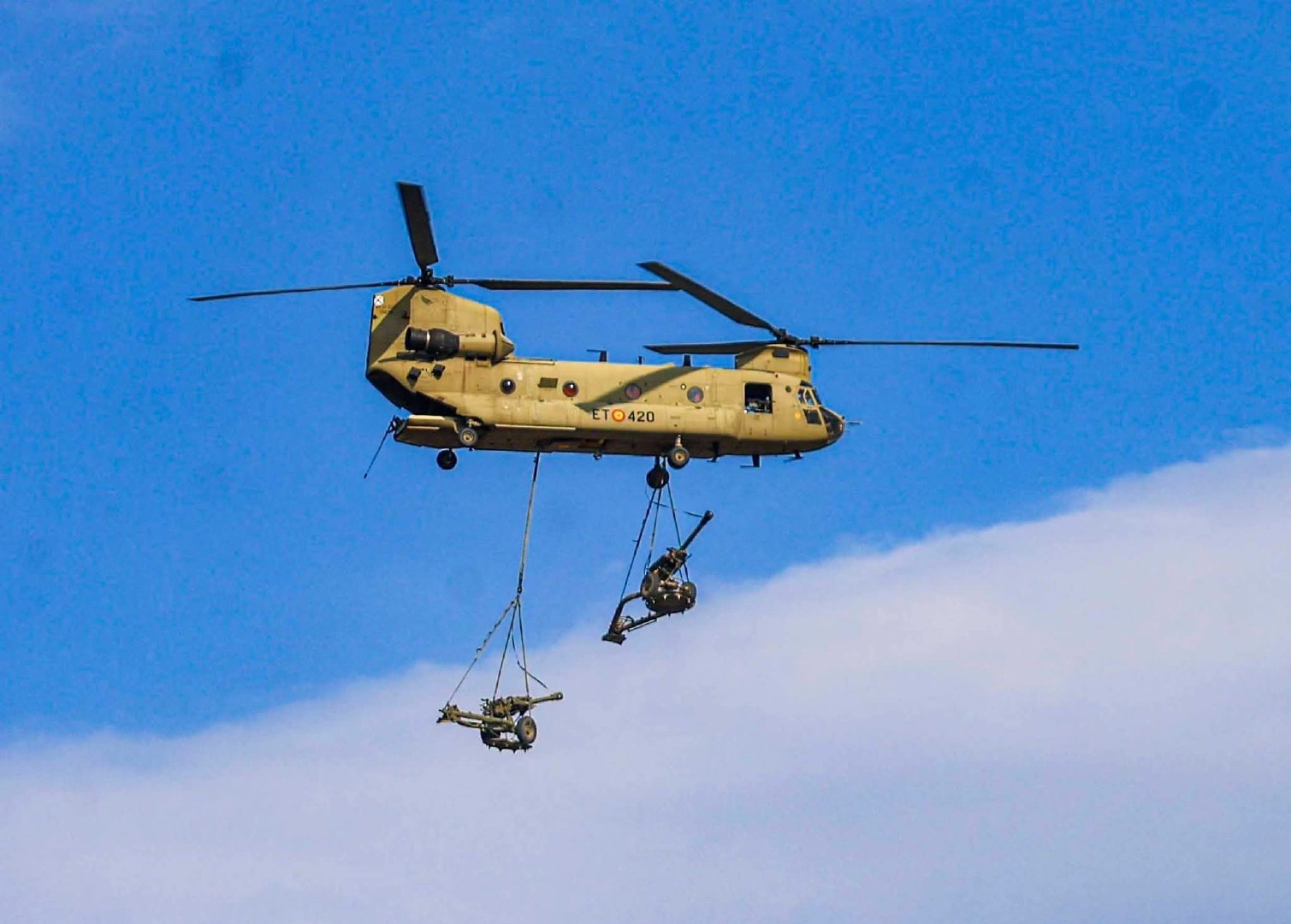 #军事图鉴[超话]# CH-47F Chinook（ET-420）直升机在北约演习中同时吊运两门105毫米M119（L119）牵引榴弹炮。 ​