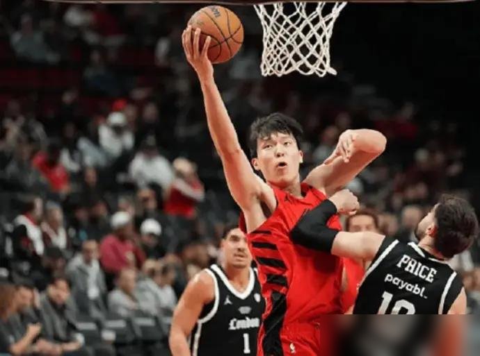 21分钟，8投6中，三分1中1，0犯规。杨瀚森把伦敦雄狮内线当提款机用，开拓者直接赢了53分。
但隔天打国王，12分钟就露了底。正负值-15，全队垫底。
这反差不是状态问题，是定位问题。打开拓者内线名单一看，克林根能护框，罗威能换防，波特能拉开空间，卡尔森能投三分。杨瀚森能干嘛？策应。
开拓者