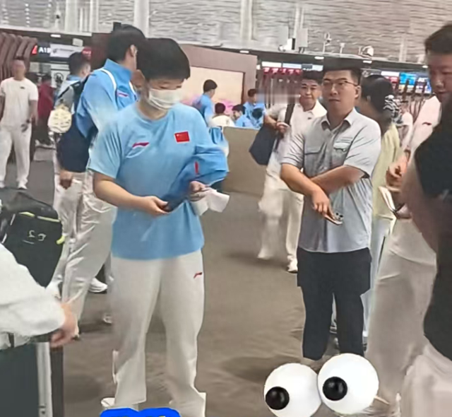 国羽走了，国乒还在机场干等。
都是去名古屋参赛，一趟飞机落地，两拨人的命差出6个小时。国羽找领事馆帮忙，华侨租车先撤了。国乒领队王励勤带着队伍原地等，候机处只有水，没饭。
这一等，就是6小时。
饿着肚子的王曼昱不敢吃东西，因为马上要比赛，怕出问题。王楚钦坐不住，手里一直盘手串。孙颖莎干脆铺开瑜伽垫，