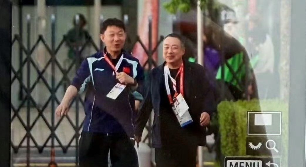 #刘国梁 亚运会#

右边这个胖官员，一看就不懂球[doge][doge][doge] ​